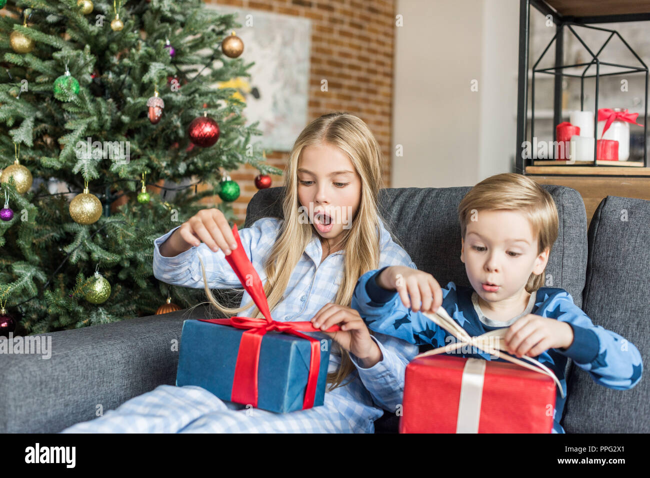 Apertura Regali Di Natale.Sorpreso I Bambini In Pigiama Apertura Regali Di Natale Foto Stock Alamy