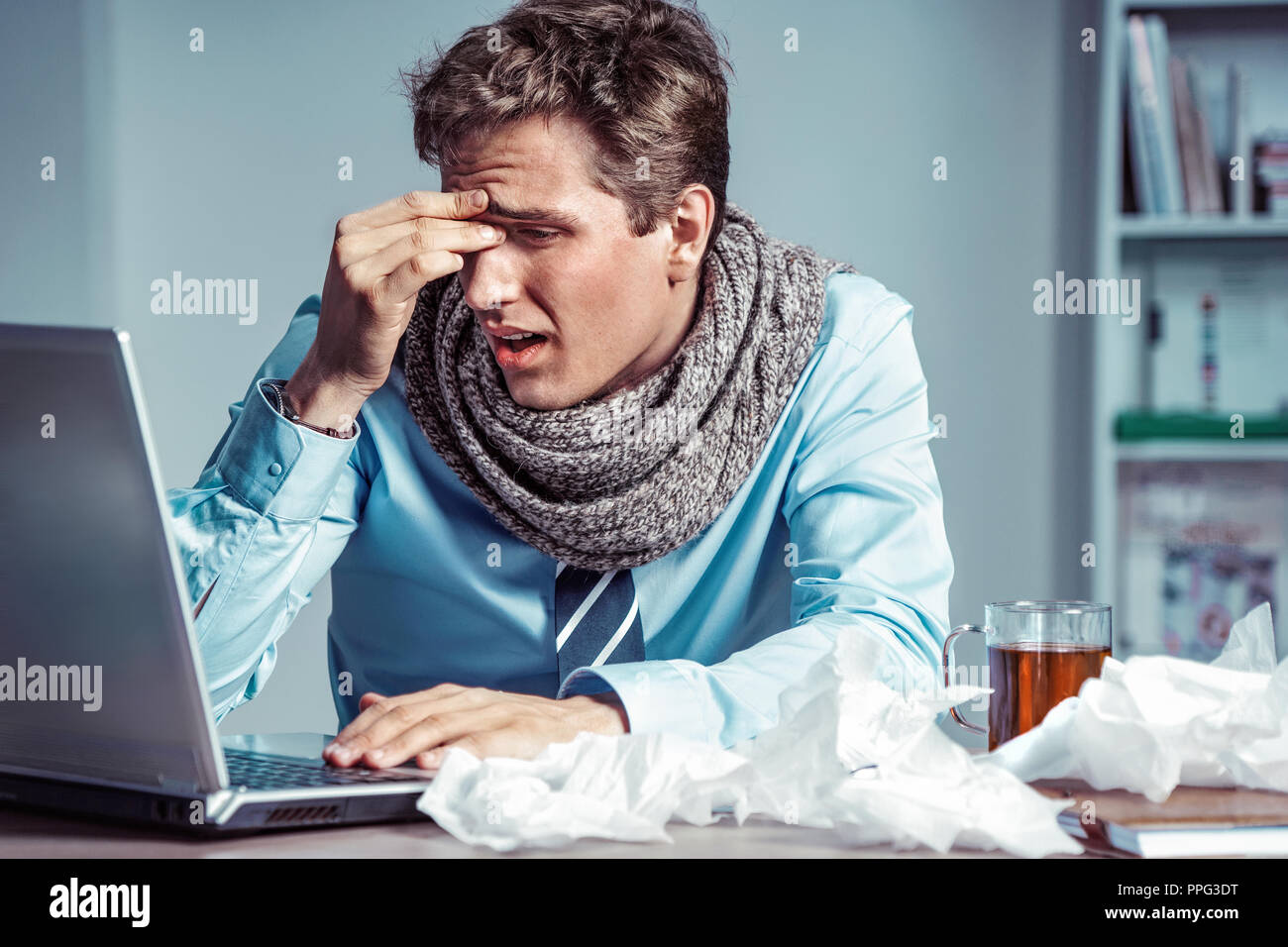 Ufficio giovane uomo con il dolore nella sua testa o un occhio. Foto di uomo malato che soffrono di stress o di un mal di testa smorfie nel dolore. Il concetto di business Foto Stock
