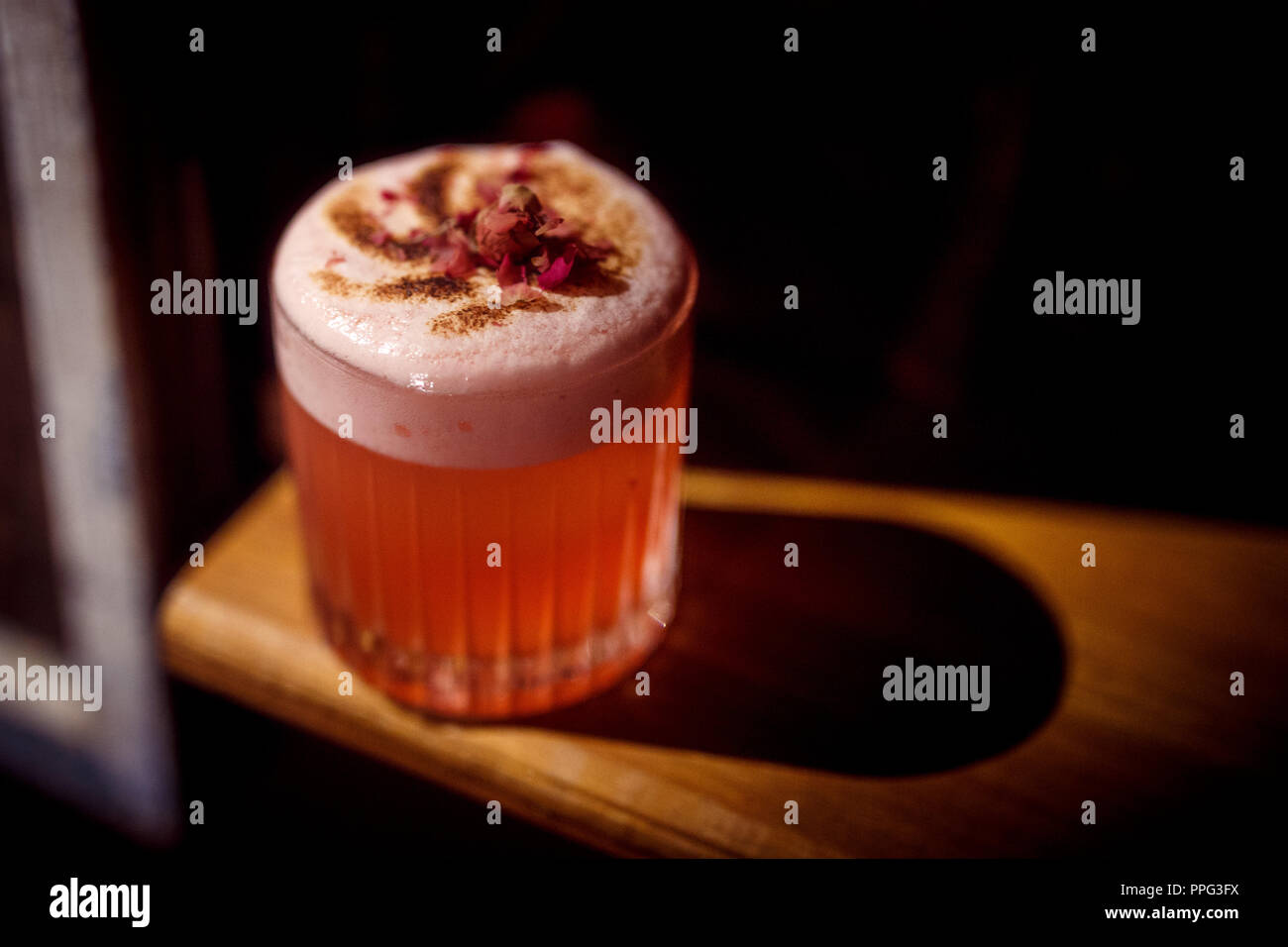Fantasia e specialità decorativa drink servito in breve il vetro con la schiuma Foto Stock