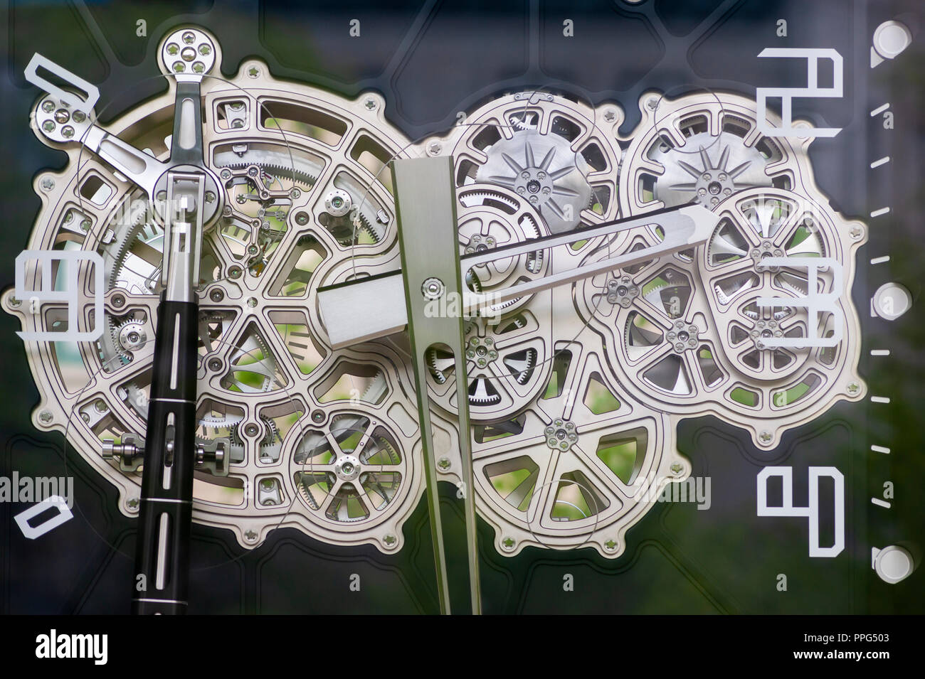 Gearwork intricati del Giura Orologio (L'horloge du Jura) - una installazione di cronometraggio da Richard Mille, situato vicino a Quebec City Hall Foto Stock