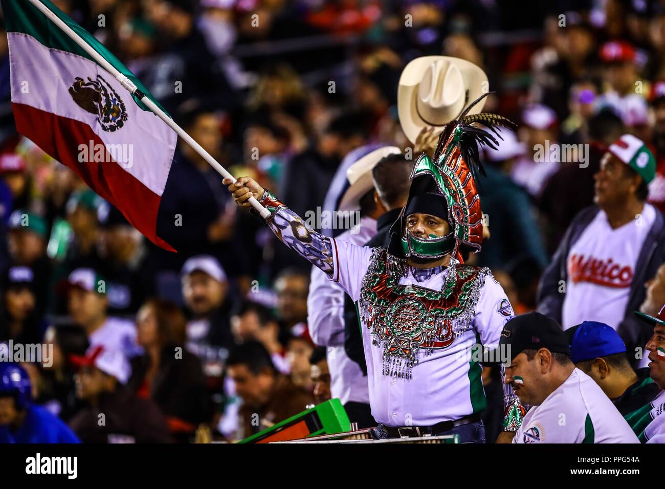 Aficion agitando, ondeando la bandera de mexico , duranti el segundo día de actividades de la Serie del Caribe con el partido de beisbol Tomateros Foto Stock