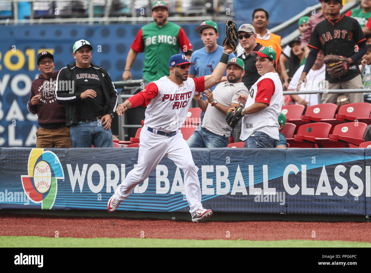 Mike Avilés de Puerto Rico realiza n.a. atrapa en el jardín derecho , duranti el partido entre Italia vs Puerto Rico, World Baseball Classic en estadio Foto Stock