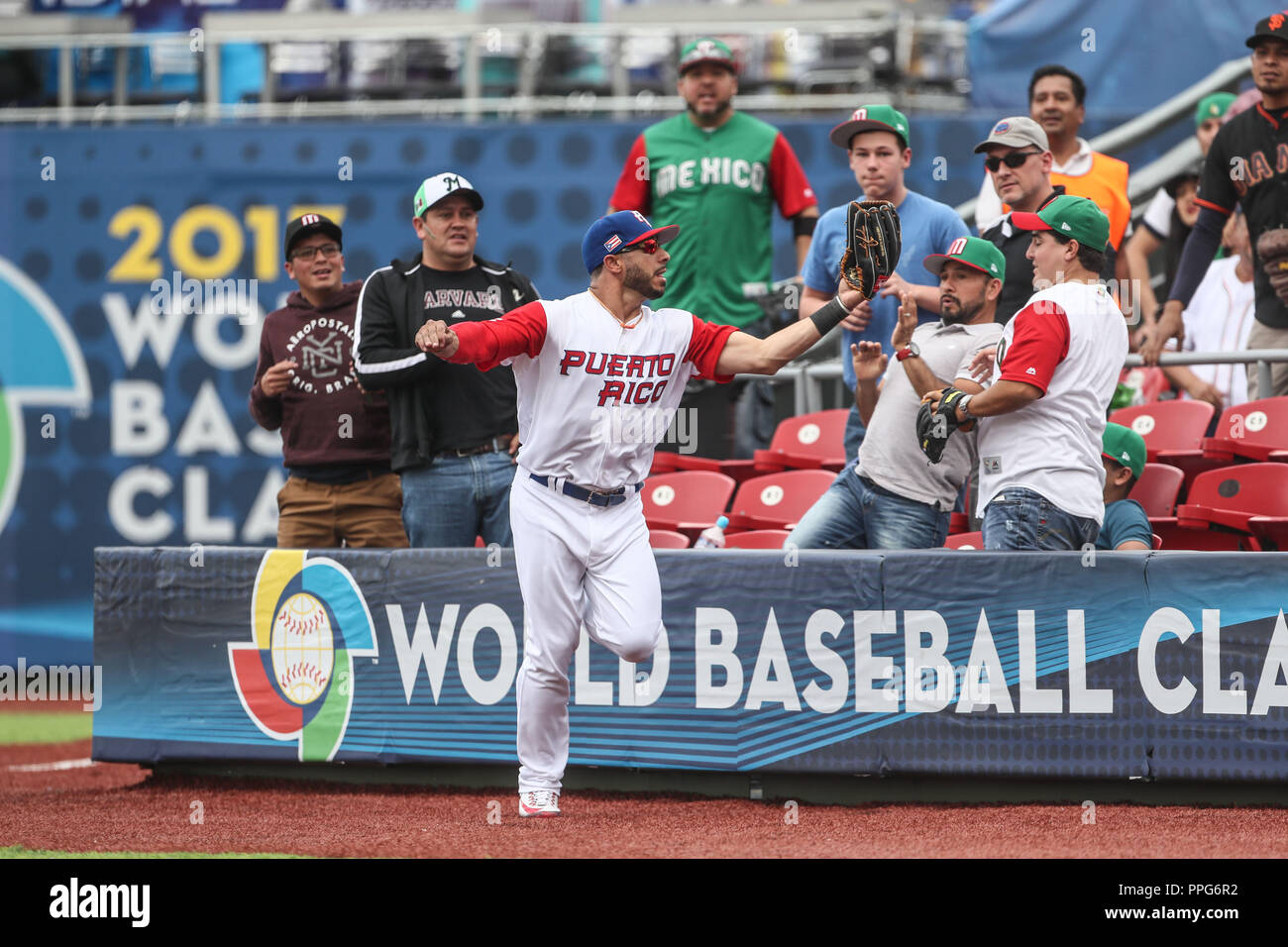 Mike Avilés de Puerto Rico realiza n.a. atrapa en el jardín derecho , duranti el partido entre Italia vs Puerto Rico, World Baseball Classic en estadio Foto Stock