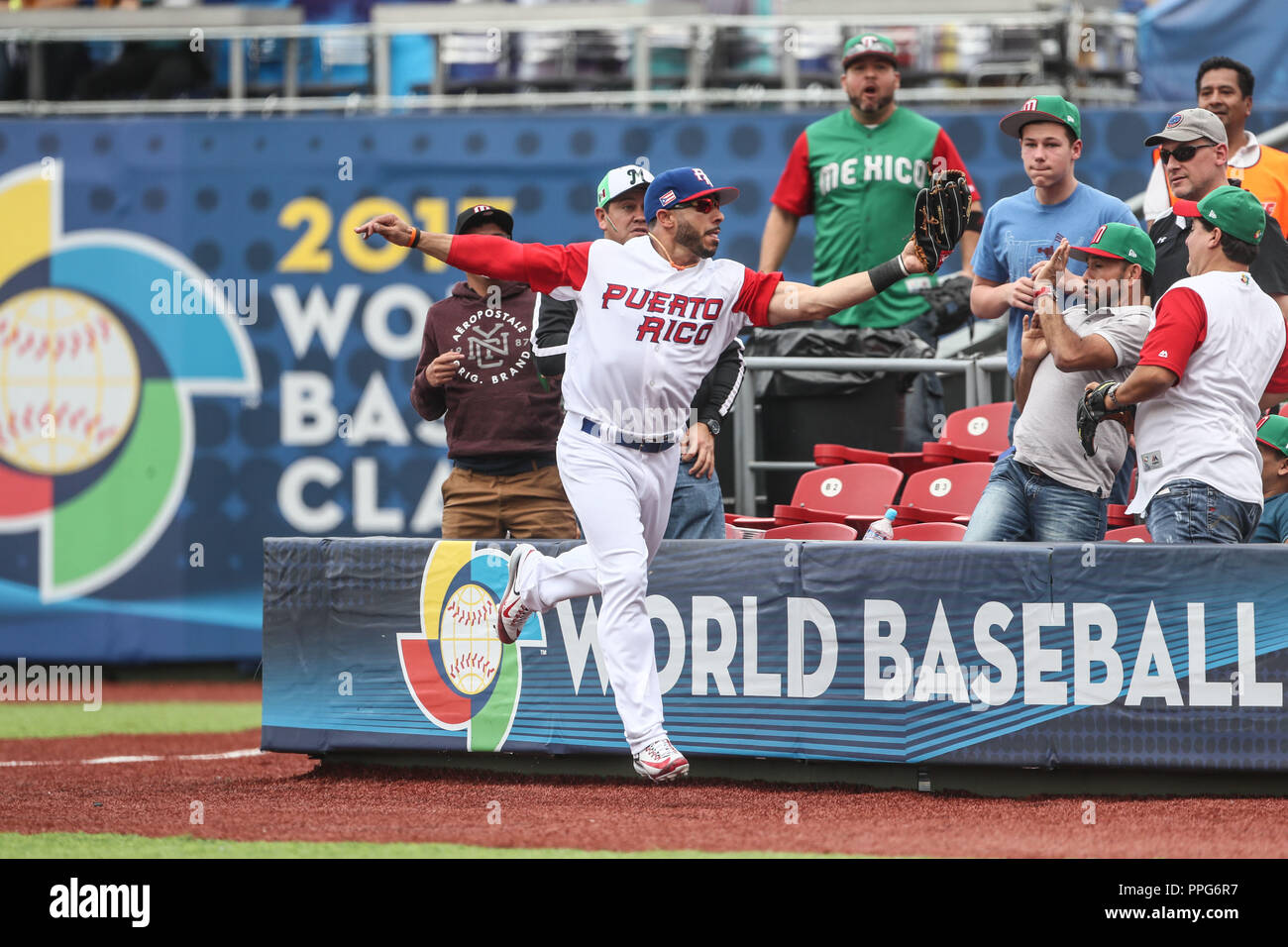 Mike Avilés de Puerto Rico realiza n.a. atrapa en el jardín derecho , duranti el partido entre Italia vs Puerto Rico, World Baseball Classic en estadio Foto Stock