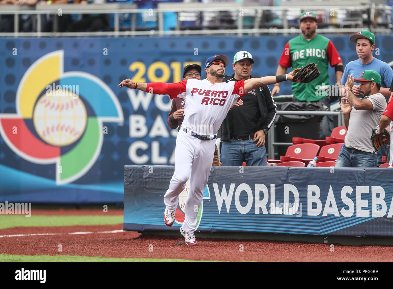 Mike Avilés de Puerto Rico realiza n.a. atrapa en el jardín derecho , duranti el partido entre Italia vs Puerto Rico, World Baseball Classic en estadio Foto Stock