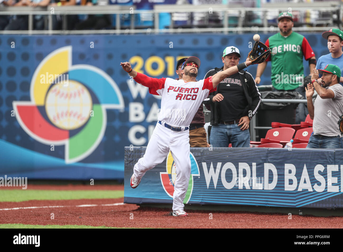 Mike Avilés de Puerto Rico realiza n.a. atrapa en el jardín derecho , duranti el partido entre Italia vs Puerto Rico, World Baseball Classic en estadio Foto Stock