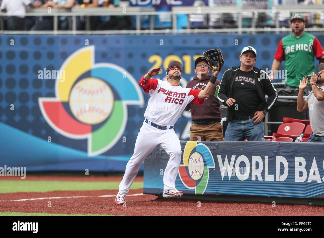 Mike Avilés de Puerto Rico realiza n.a. atrapa en el jardín derecho , duranti el partido entre Italia vs Puerto Rico, World Baseball Classic en estadio Foto Stock