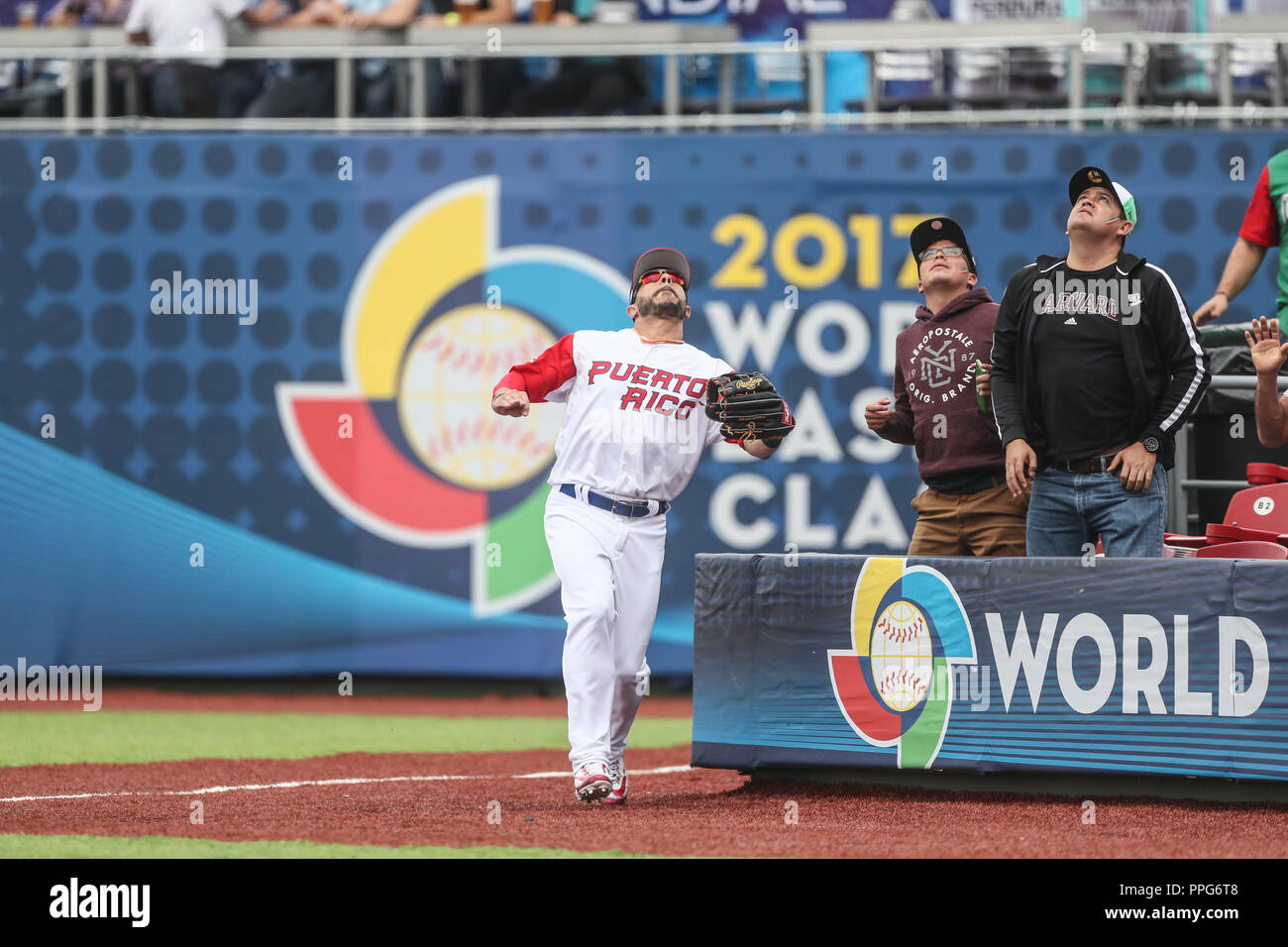 Mike Avilés de Puerto Rico realiza n.a. atrapa en el jardín derecho , duranti el partido entre Italia vs Puerto Rico, World Baseball Classic en estadio Foto Stock