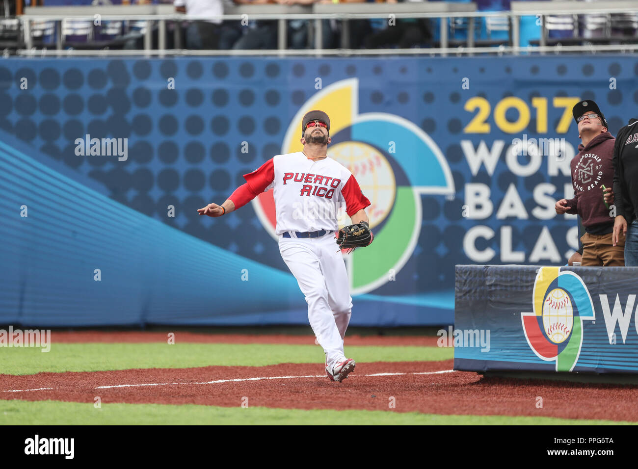Mike Avilés de Puerto Rico realiza n.a. atrapa en el jardín derecho , duranti el partido entre Italia vs Puerto Rico, World Baseball Classic en estadio Foto Stock