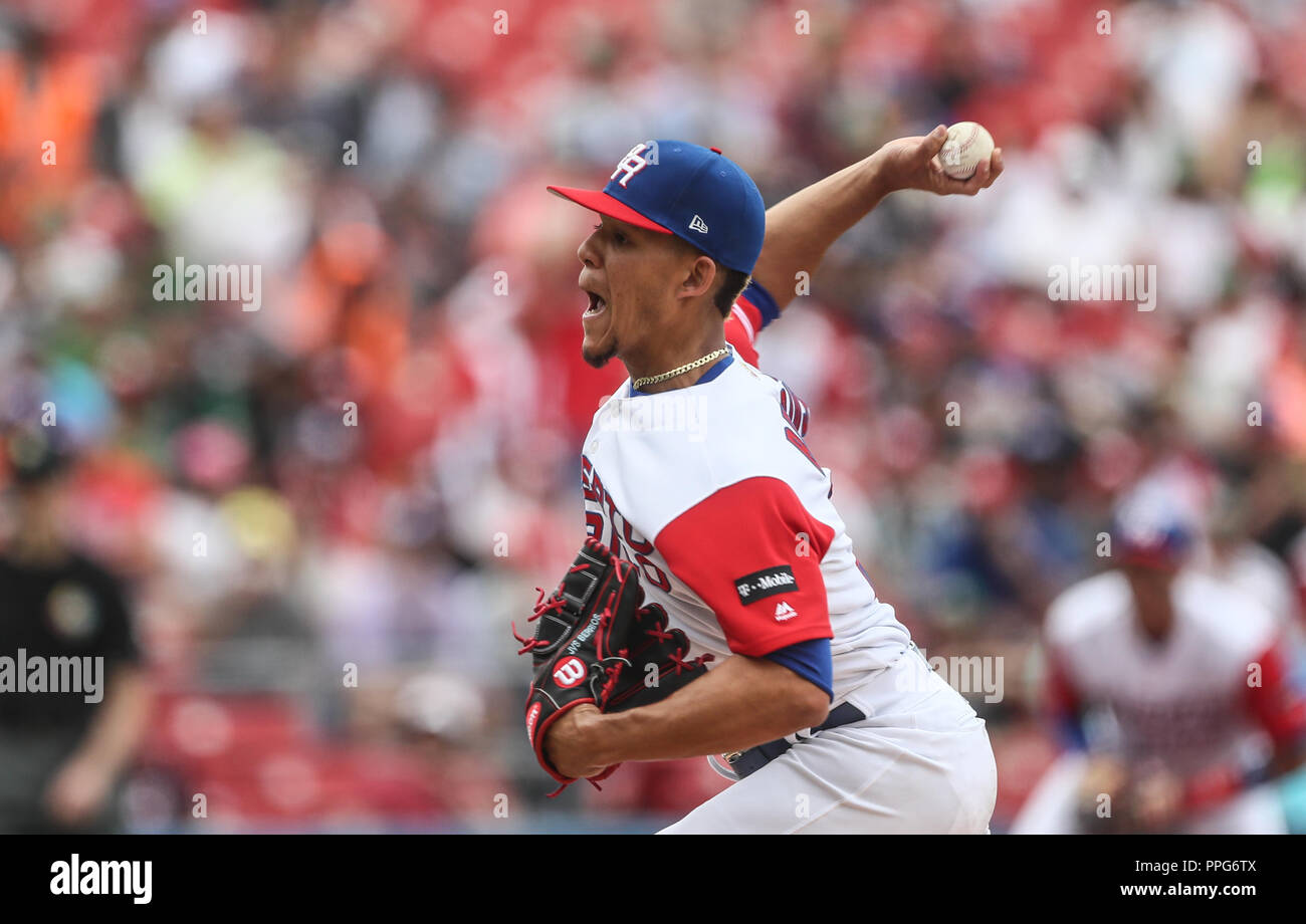 Mike Avilés de Puerto Rico realiza n.a. atrapa en el jardín derecho , duranti el partido entre Italia vs Puerto Rico, World Baseball Classic en estadio Foto Stock