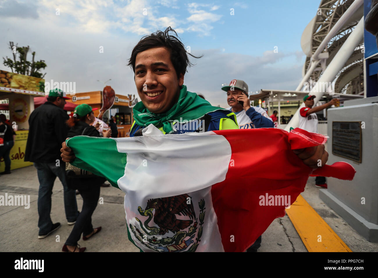 Fanático del beisbol con bandera de Mexico. Aspectos del Partido Messico vs Italia, duranti Clásico Mundial de Beisbol en el Estadio de Charros de Jali Foto Stock