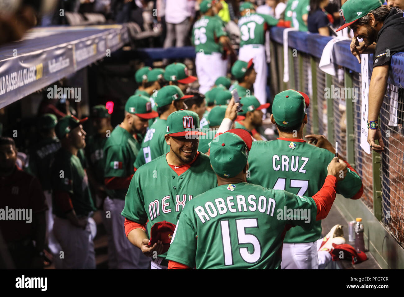 Chris Roberson y Luis Cruz de Mexico. Aspectos del Partido Messico vs Italia, duranti Clásico Mundial de Beisbol en el Estadio de Charros de Jalisco. Foto Stock