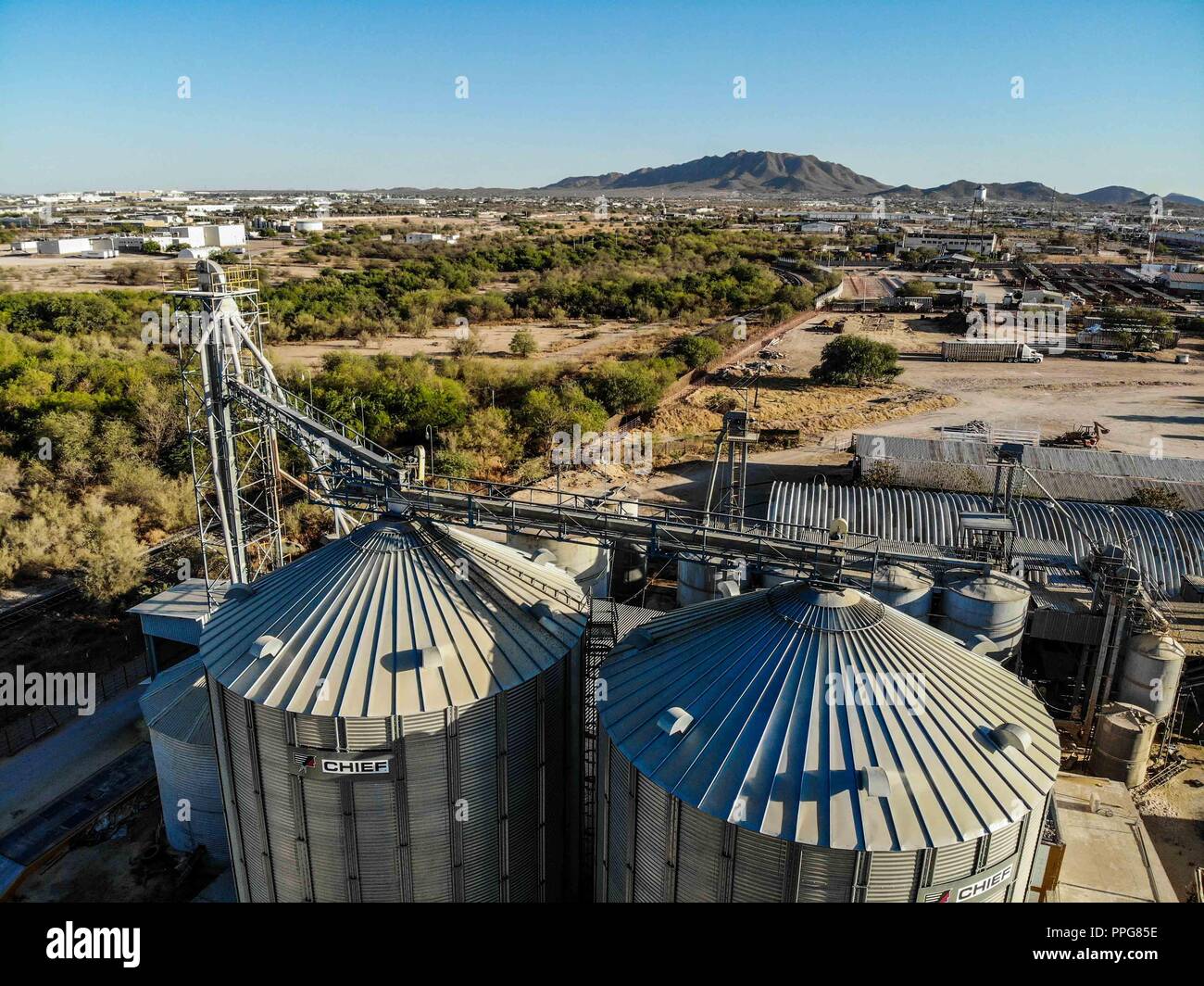 Vista aerea di fienili, struttura in acciaio di fienili nel Expogan, bestiame Regionale Europea di Sonora (UGRS). Hermosillo Sonora Foto Stock