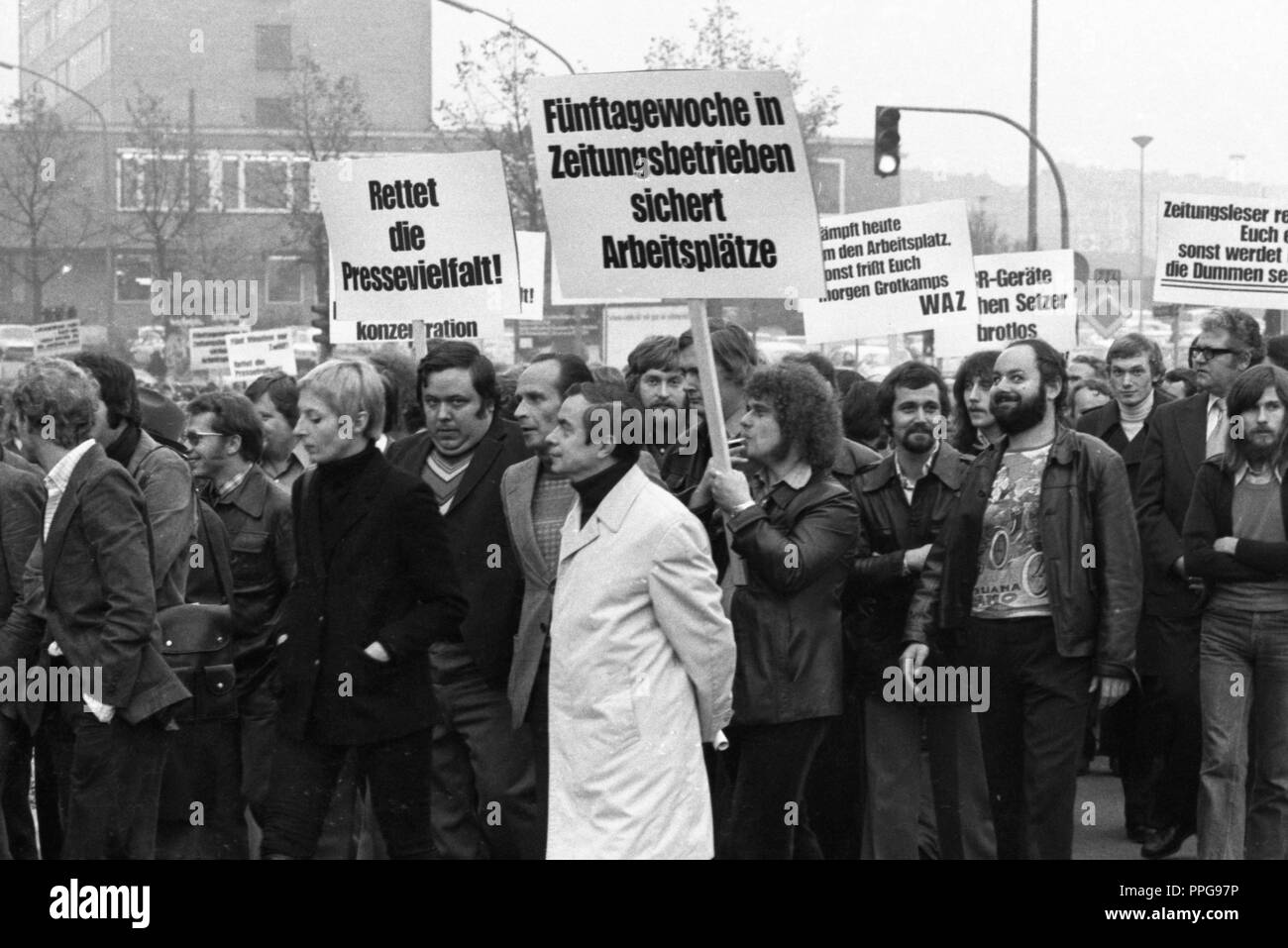 Diverse centinaia di giornalisti e collaboratori dei giornali (WAZ Westdeutsche Allgemeine Zeitung) e NRZ (Neue Ruhr-Zeitung) sono scesi in piazza a Essen il 27 ottobre 1975 la preoccupazione per i loro posti di lavoro e la libertà di stampa. | Utilizzo di tutto il mondo Foto Stock