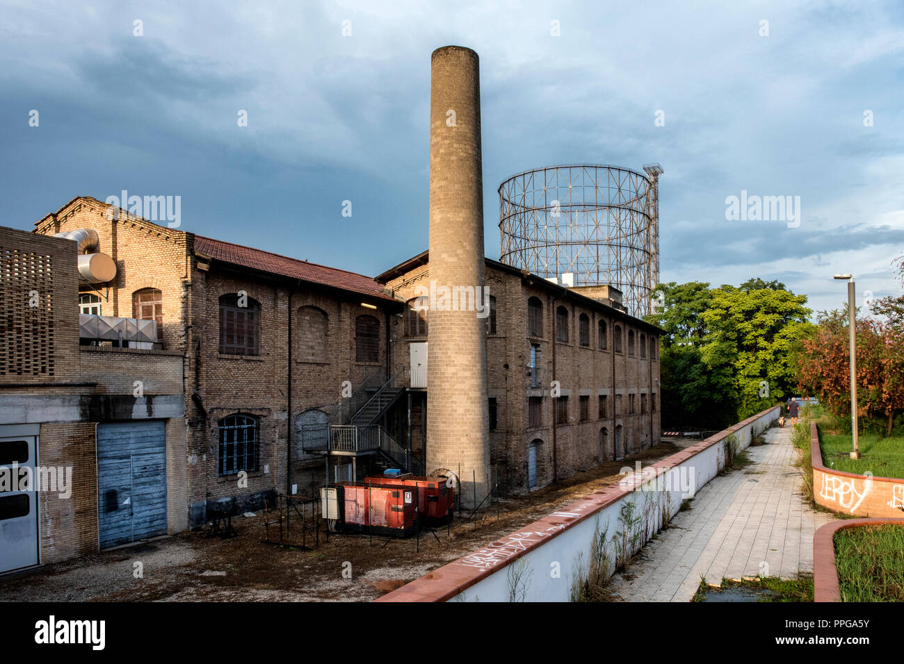 Una serie di fabbriche abbandonate del post-industriale di Roma nel quartiere portuense Foto Stock
