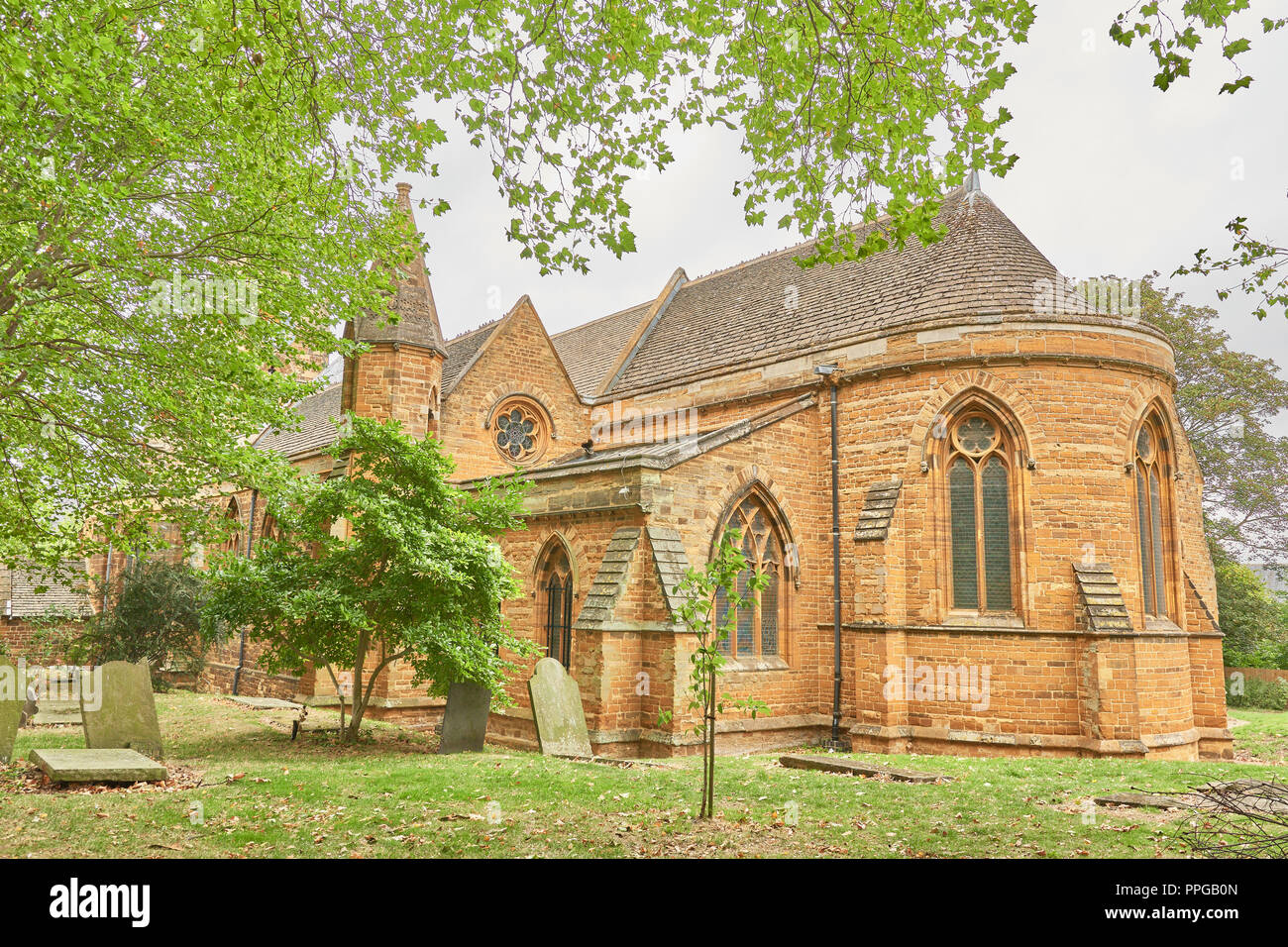 Angolo sud est del normanno costruito (1100 AD) round la chiesa del Santo Sepolcro a Northampton, Inghilterra. Foto Stock