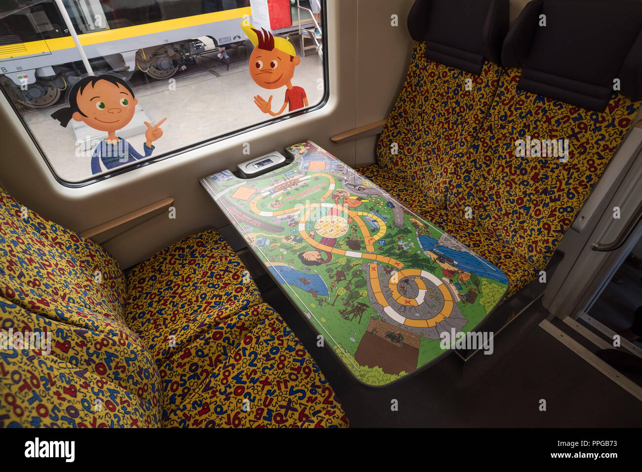 Kinderabteil in einem modernen Eisenbahnzug Foto Stock