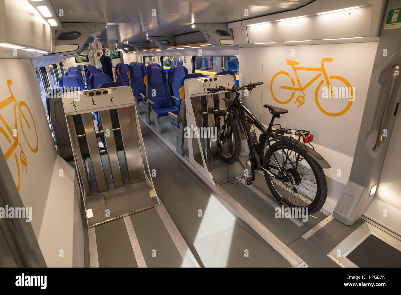 E-Bike-Ladestation in einem Pendlerzug Foto Stock
