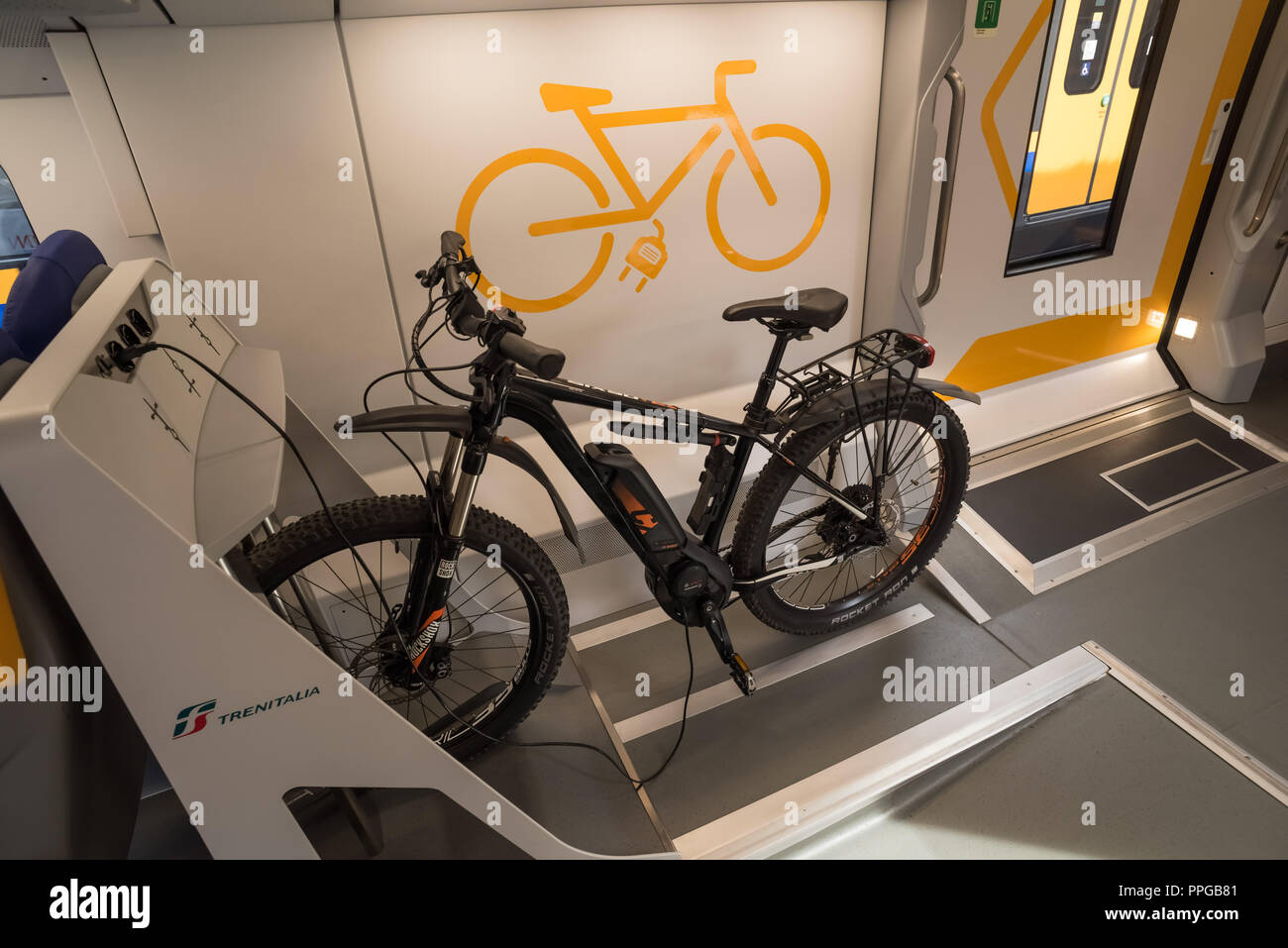 E-Bike-Ladestation in einem Pendlerzug Foto Stock
