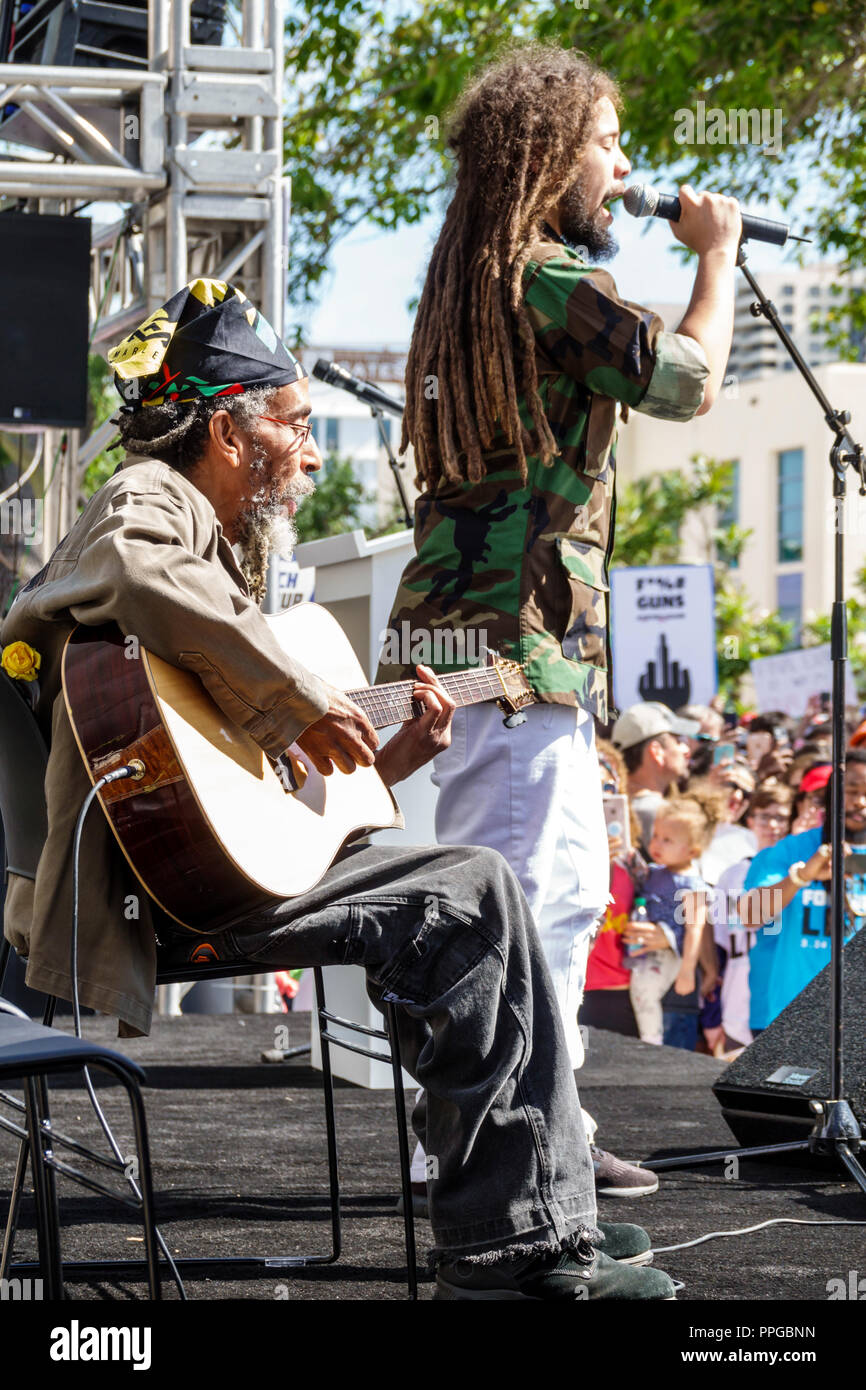 Miami Beach Florida, Collins Park, marzo per le nostre vite, sparatorie pubbliche delle scuole superiori, protesta della violenza delle armi, studenti Bob Marley nipote Jo Mersa M Foto Stock