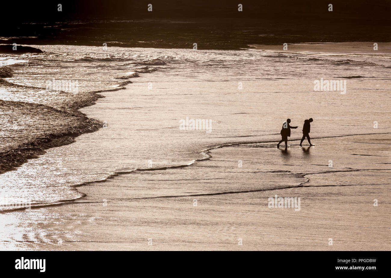 Garrettstown, Cork, Irlanda. 08 Maggio, 2018. In tarda serata la passeggiata in riva al mare come la marea arriva in spiaggia Garrettstown Co. Cork, Irlanda. Foto Stock
