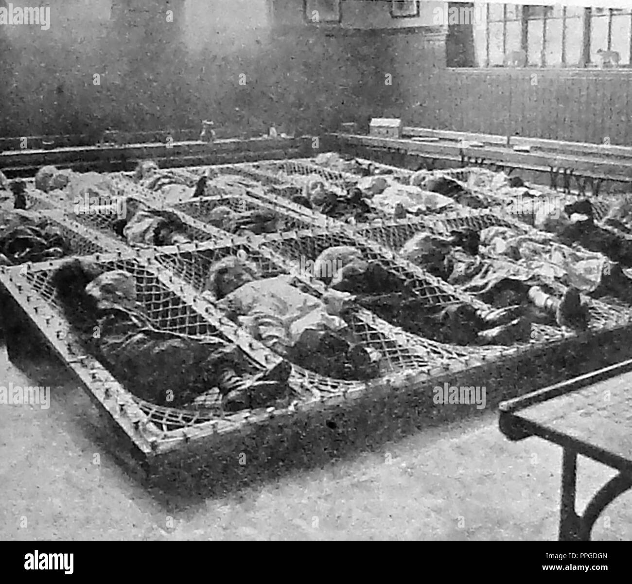 1910 - La scuola dei bambini in amache (da Dr G un Auden, scuole, medico, relazione al Birmingham istruzione Commissione) Foto Stock