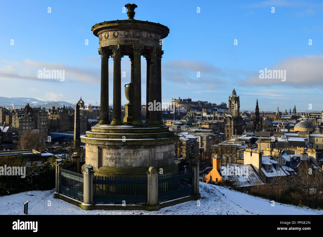 Dugald Stewart monumento, Balmoral Hotel itinerari segreti di Palazzo Ducale e dello skyline della città da Calton Hill, Edimburgo, Scozia Foto Stock