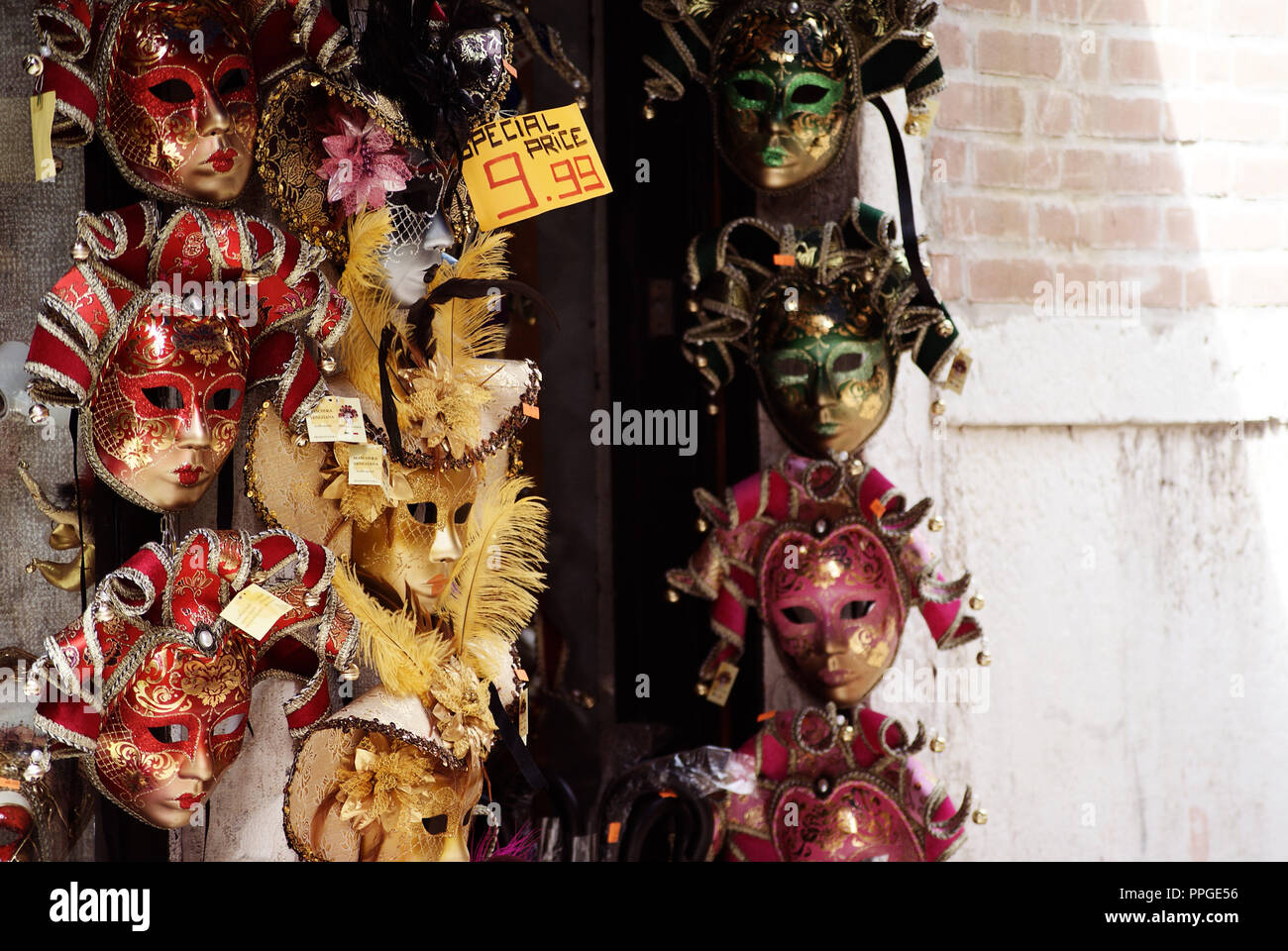 Maschere veneziane in vendita su strade di Venezia, Italia Foto Stock