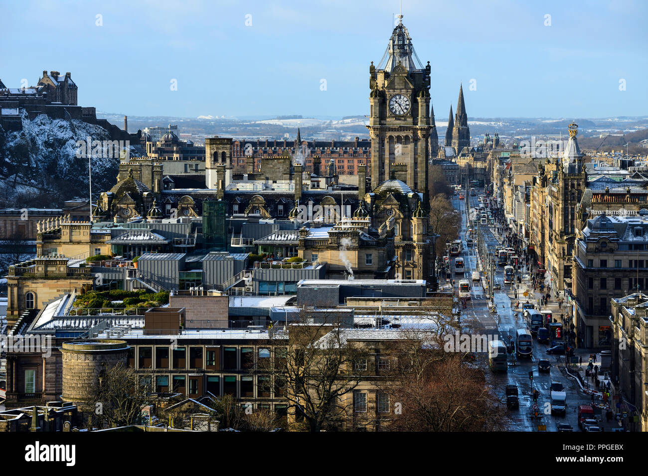 Balmoral Hotel itinerari segreti di Palazzo Ducale e Princes Street in neve da Calton Hill, Edimburgo, Scozia Foto Stock
