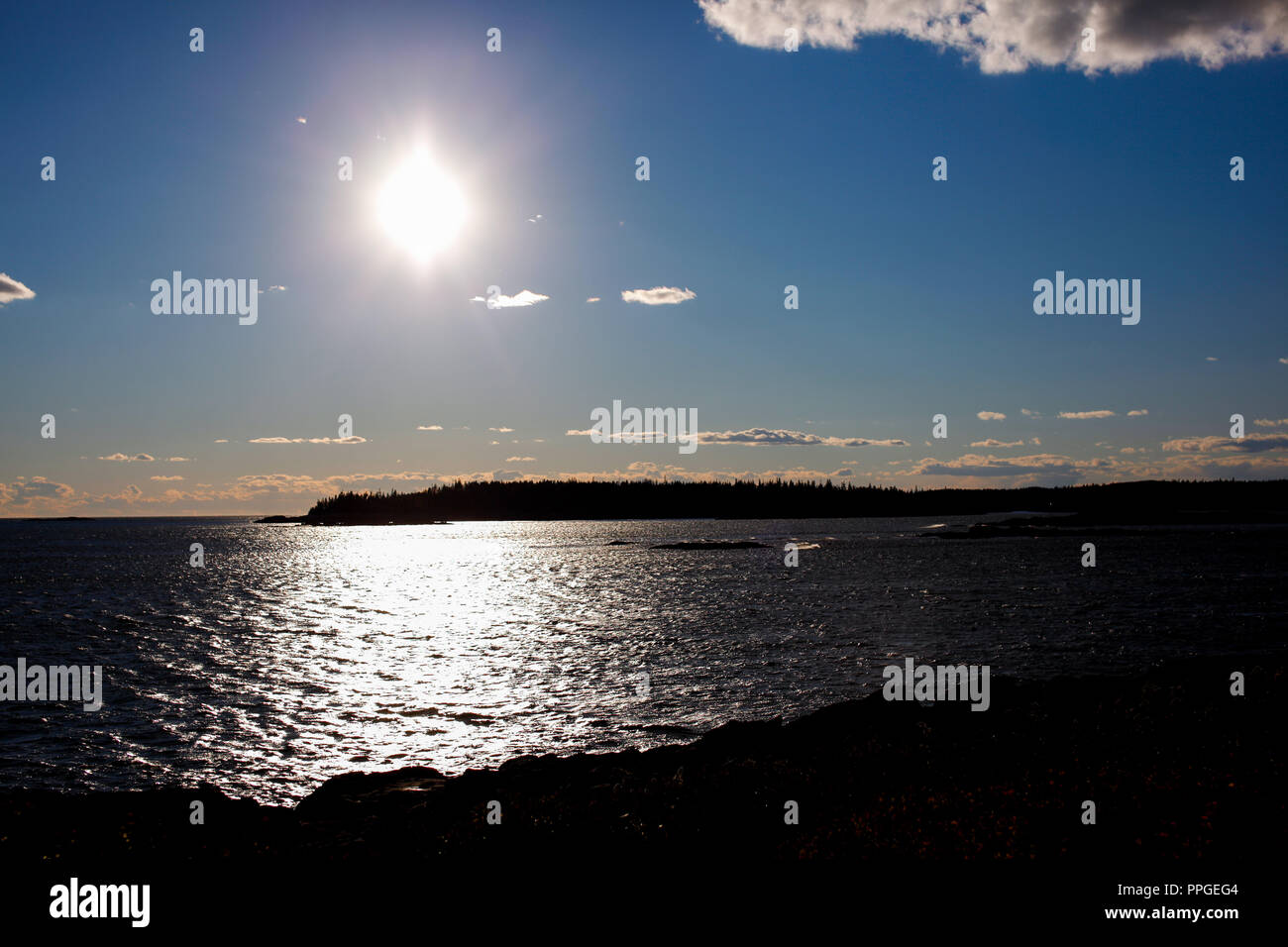 Vista delle vicine isole dall'isola villaggio di Vinalhaven, Maine all' inizio dell' autunno pomeriggio. Foto Stock