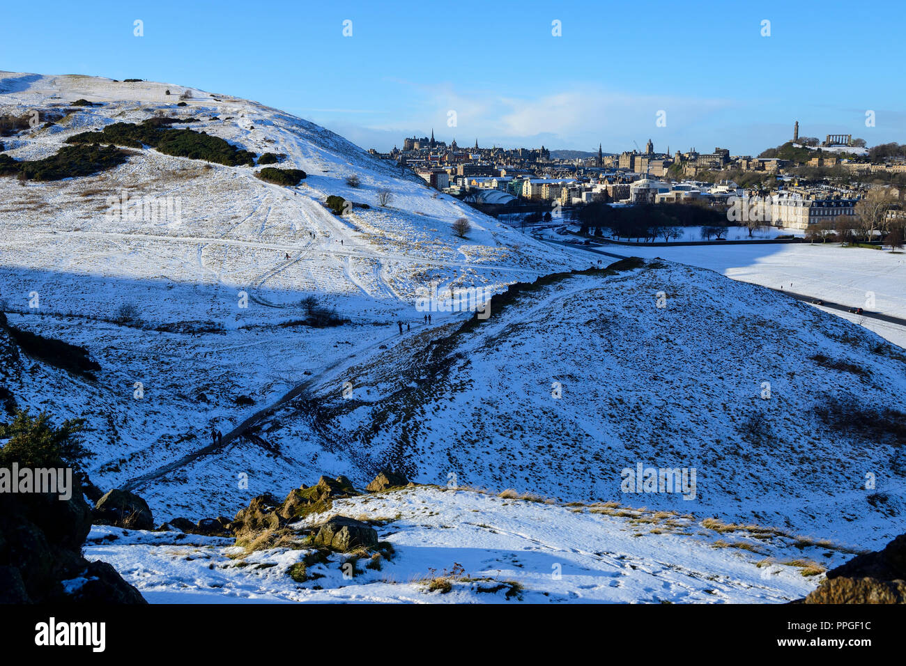 Vista da Arthur' Seat attraverso Holyrood Park nella neve per la Città Vecchia, Edimburgo, Scozia Foto Stock