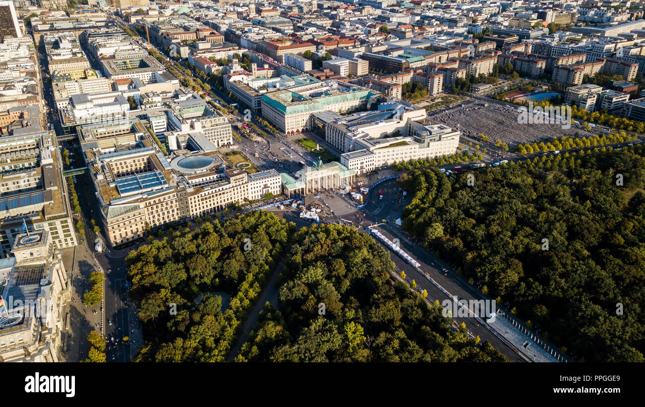 Vista aerea della Porta di Brandeburgo o Brandenburger Tor, Berlino, Germania Foto Stock