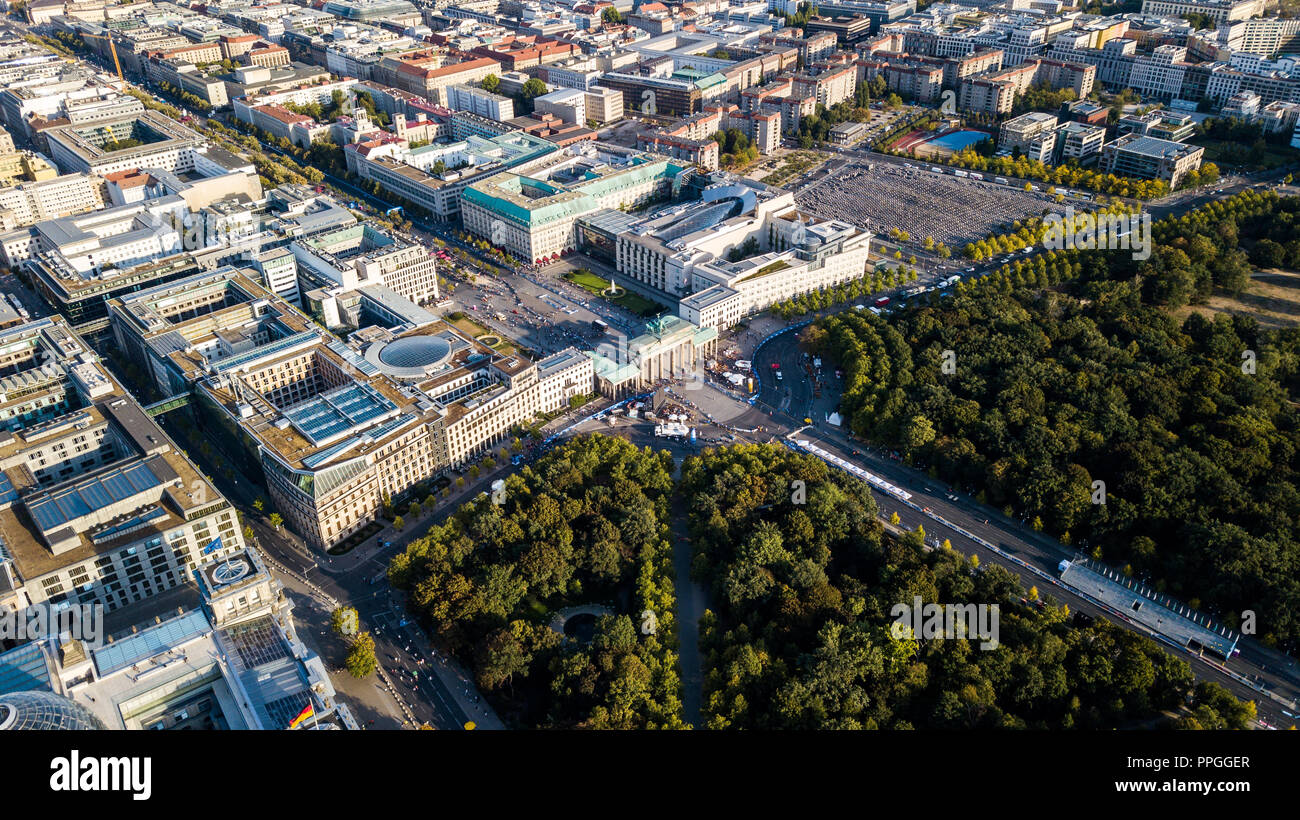 Vista aerea della Porta di Brandeburgo o Brandenburger Tor, Berlino, Germania Foto Stock