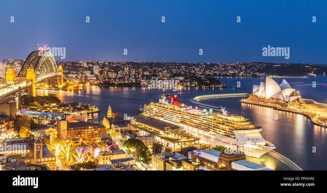 Il Ponte del Porto di Sydney e il Sydney Opera House con il carnevale spirito nave da crociera ancorata al Terminal Passeggeri Oltreoceano. Australia Foto Stock