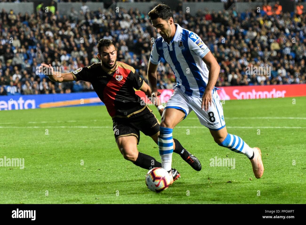 Mikel Merino della Real Sociedad duelli per la palla con Oscar Trejo del Rayo Vallecano durante il campionato spagnolo partita di calcio tra il Real Sociedad e Rayo Vallecano a Stadio Anoeta il 25 settembre 2018 a San Sebastian, Spagna Cordon premere Foto Stock