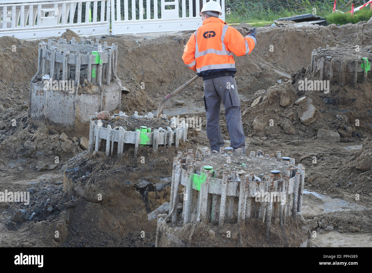 Il 25 settembre 2018, Meclemburgo-Pomerania, Tribsees: un consorzio di due grandi imprese di costruzione sta lavorando sulla fondazione per il ponte temporaneo sulla A20 sito in costruzione. Un totale di 232 pali forati con un diametro di 1,20 metri e una lunghezza media di 24 metri sono necessari per i lavori di fondazione. Il primo singole parti del futuro ponte temporaneo sono state consegnate al grande cantiere del Autobahn 20 vicino Tribsees. Secondo l'Ufficio statale per la costruzione di strade e di trasporti, traffico sarà probabilmente in grado di rotolare su una corsia per direzione oltre Foto Stock