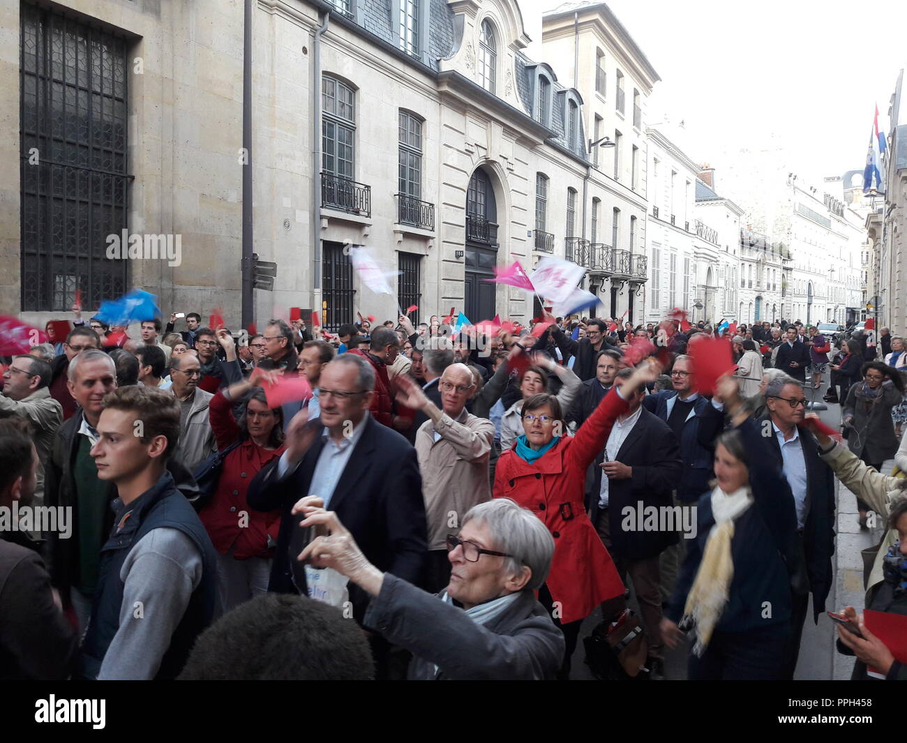 Parigi, Francia. 26 Settembre,2018. I sostenitori di La Manif Pour Tous (LMTP) si riuniscono di fronte alla sede centrale del Comitato Consultivo Nazionale di Etica (CCNE) per denunciare con un cartellino rosso al parere favorevole ad estendere la procreazione medicalmente assistita (MAPPA) per tutte le donne. Credito: Nicolas MERCIER/Alamy Live News Foto Stock