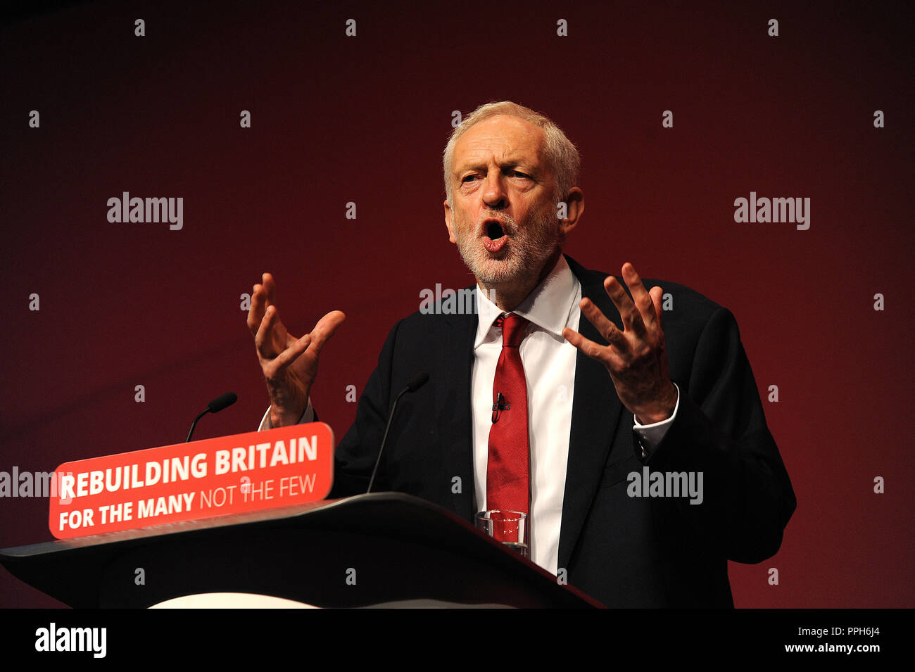 Liverpool, in Inghilterra. 26 Settembre, 2018. Jeremy Corbyn MP, leader del partito laburista offre il suo leader il discorso alla conferenza sulla sessione finale del partito laburista conferenza annuale presso la ACC Centro Conferenze. Kevin Hayes/Alamy Live News Foto Stock