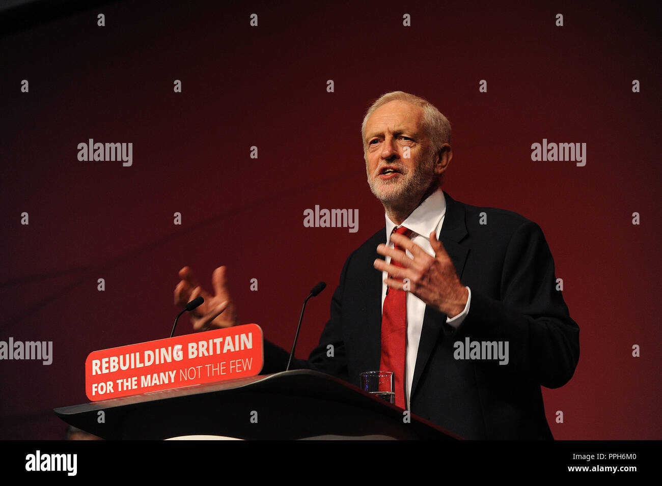 Liverpool, in Inghilterra. 26 Settembre, 2018. Jeremy Corbyn MP, leader del partito laburista offre il suo leader il discorso alla conferenza sulla sessione finale del partito laburista conferenza annuale presso la ACC Centro Conferenze. Kevin Hayes/Alamy Live News Foto Stock