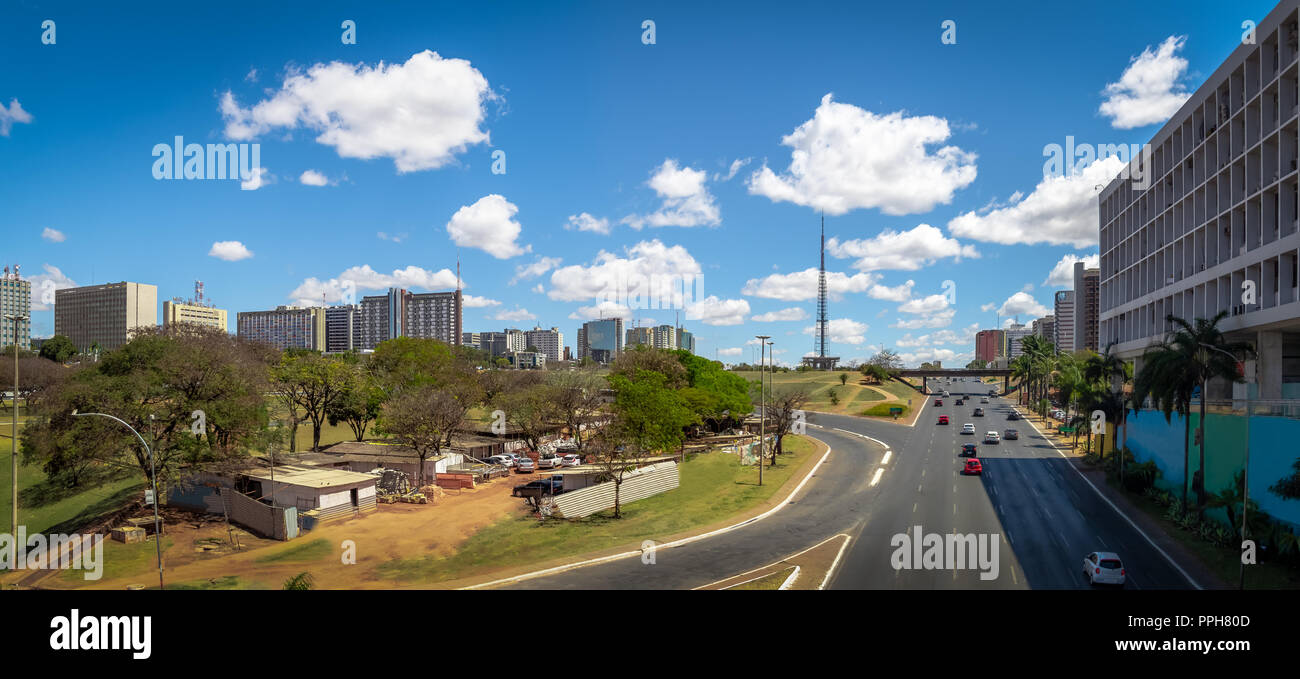 Vista panoramica di Asse Monumentale Avenue e Brasilia TV Tower - Brasilia, Distrito Federal, Brasile Foto Stock