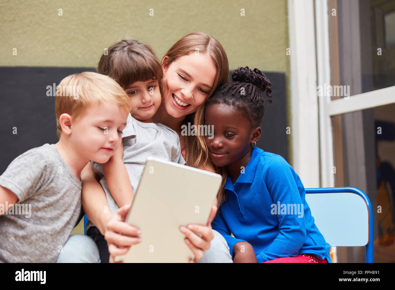 Bambini e insegnante di un tablet PC utilizza un app per imparare e giocare Foto Stock