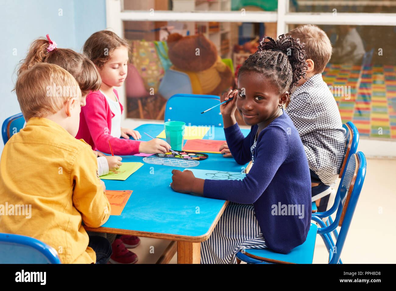 Bambini vernice con acquarello e spazzola nella classe di pittura in asilo nido o alla scuola elementare Foto Stock
