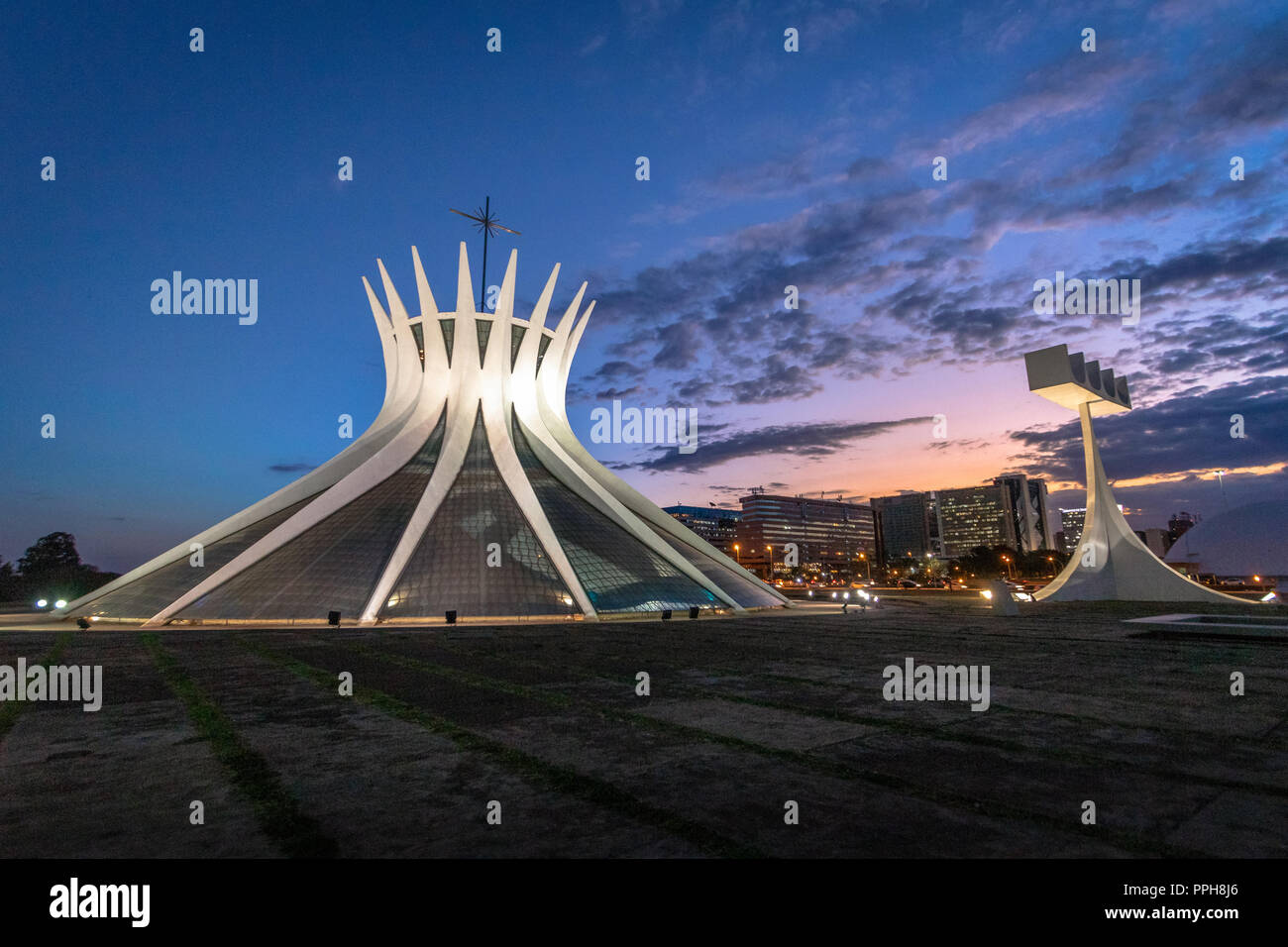 La Cattedrale di Brasilia di notte - Brasilia, Brasile Foto Stock