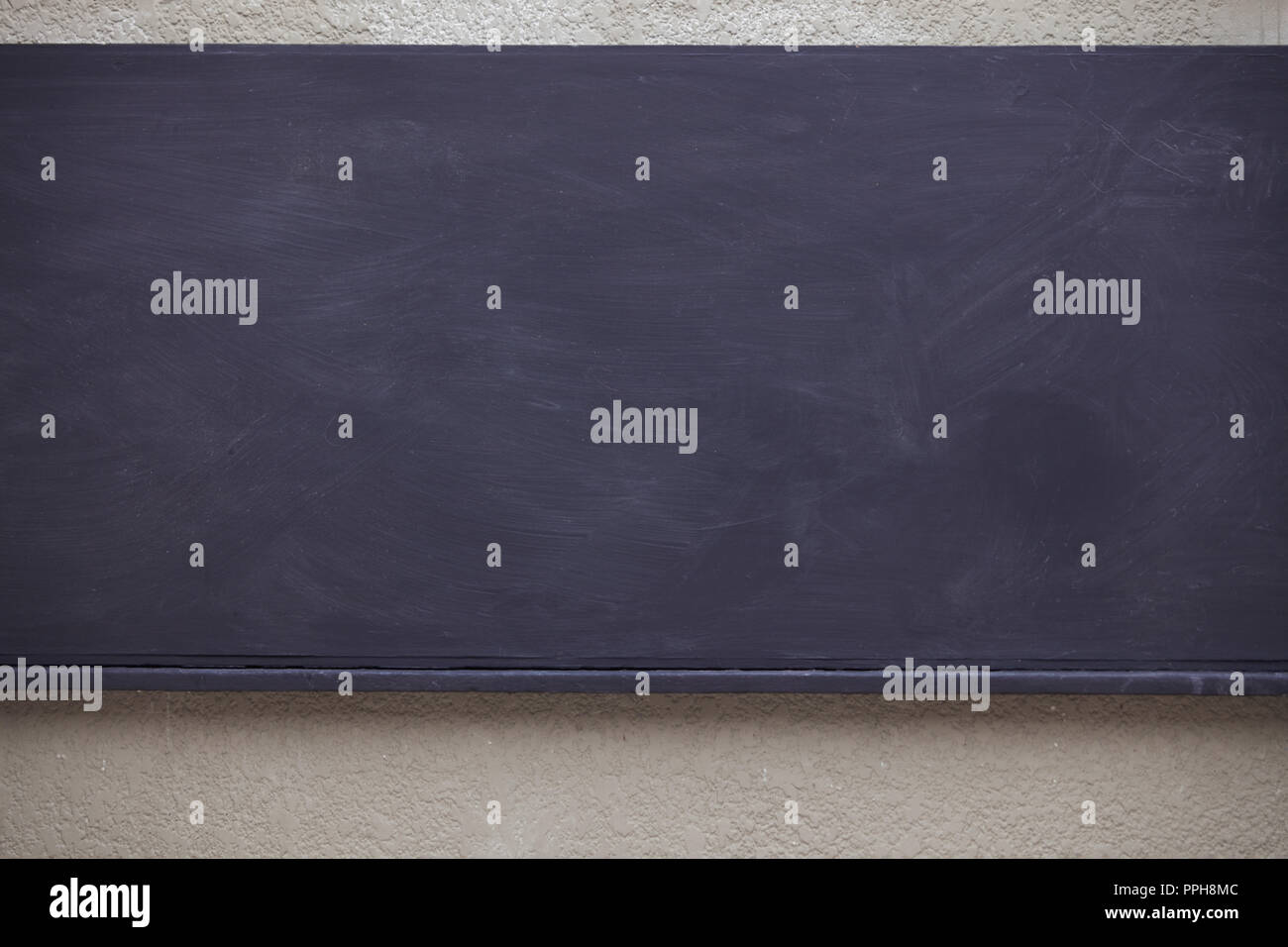 Lavagna a fogli mobili o lavagna nella scuola o università come un simbolo di istruzione e di formazione Foto Stock