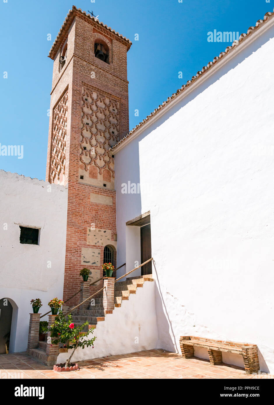 Santa cattolica chiesa Ana con Minareto Arabo torre campanaria, vecchio villaggio moresco sulla rotta Mudejar, Salares, Axarquia, Andalusia, Spagna Foto Stock