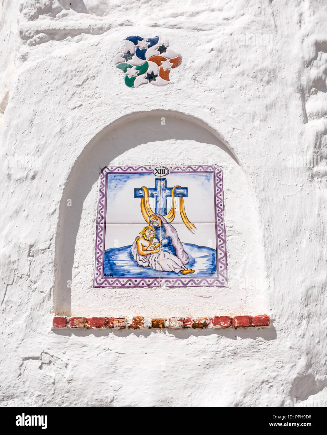 Colorate piastrelle di ceramica sulla parete raffiguranti la Fede Cattolica Tredicesima Stazione della croce, Salares, Axarquia, Andalusia, Spagna Foto Stock