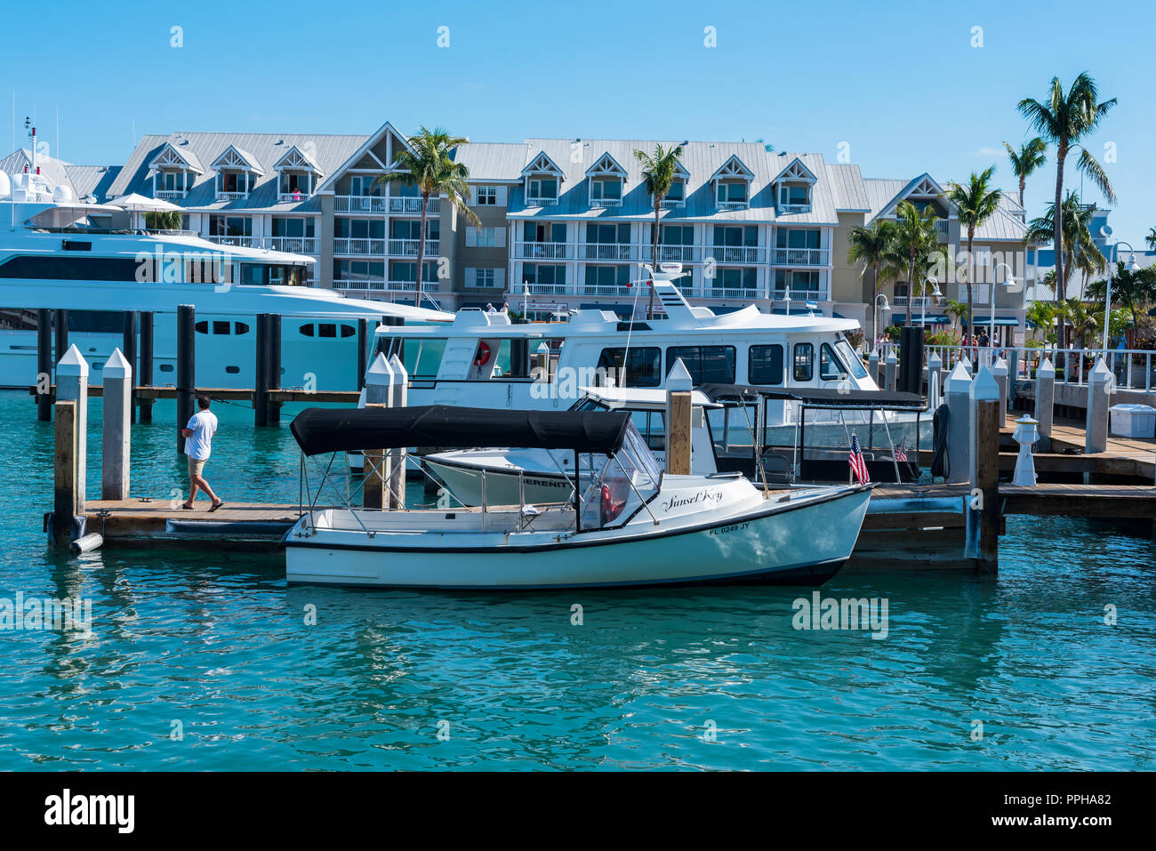 Key West, Florida -- Aprile 29, 2018. Le barche sono ancorata in un porto ad ovest chiave su una bella giornata di primavera, Foto Stock