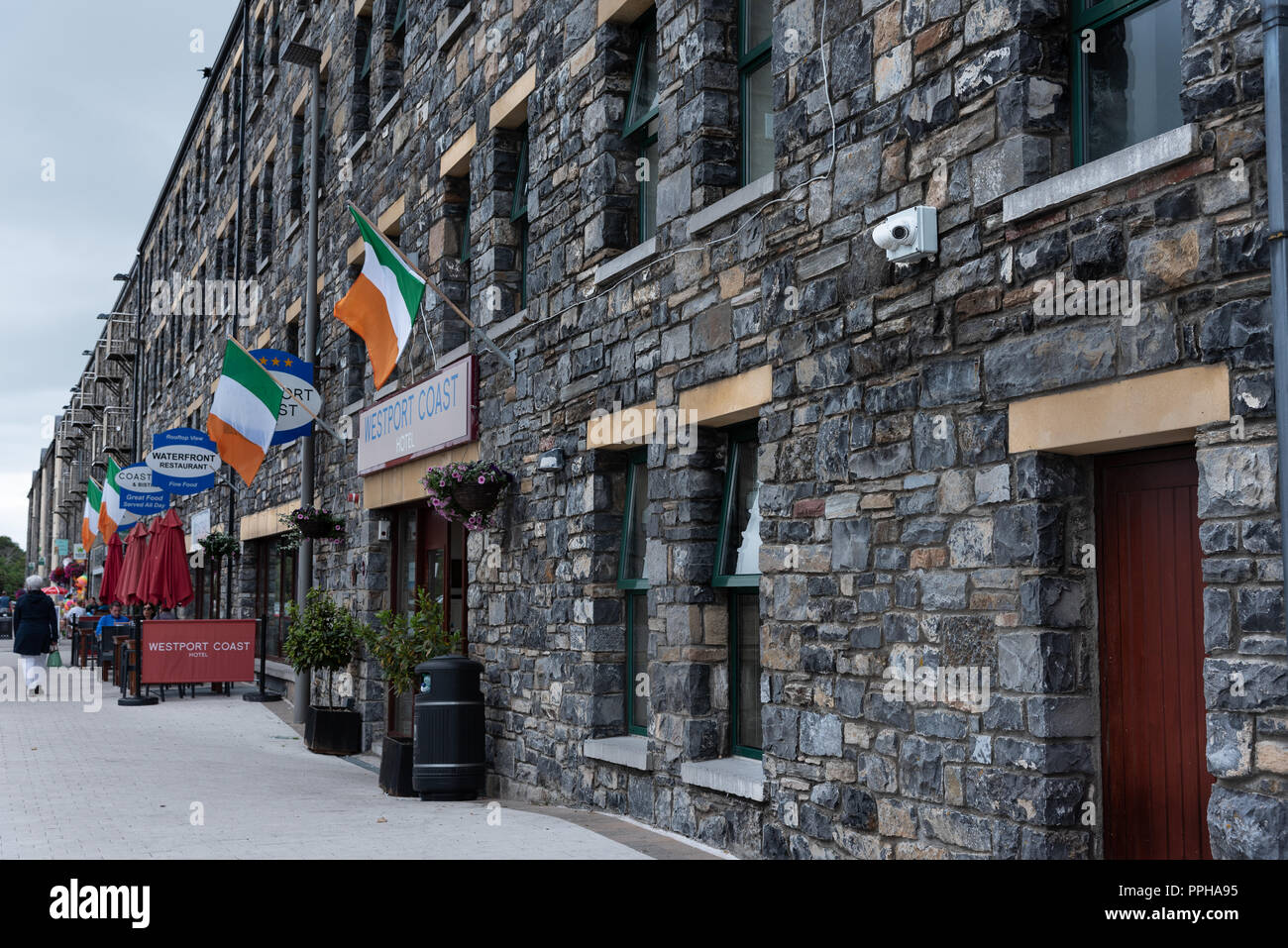 Westport, Irlanda -- Luglio 14, 2018. Negozi, alberghi e ristoranti in grado di soddisfare i turisti che visitano la costa di Westport. Foto Stock