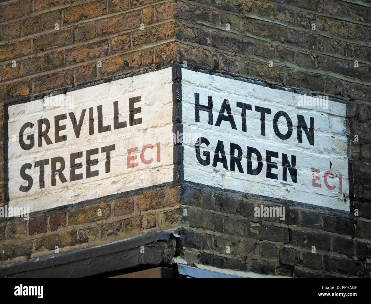 Vista da vicino alla ricerca fino a un cartello stradale in Hatton Garden di Londra REGNO UNITO Foto Stock