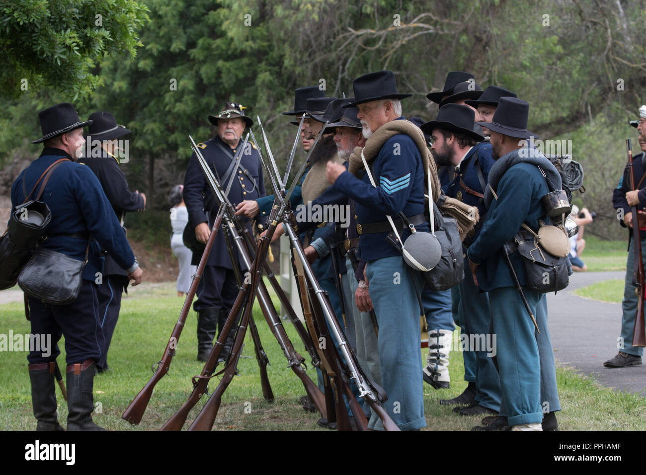 Unione dai soldati durante una scena di battaglia dalla guerra civile americana ad una rievocazione storica in Huntington Beach California USA Foto Stock